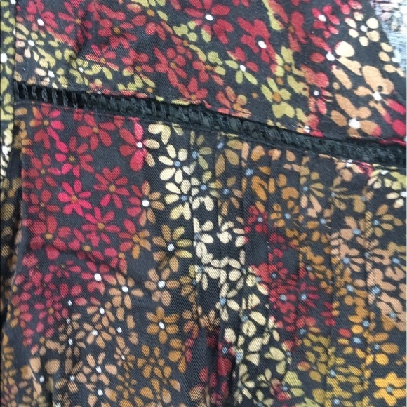 ART and Soul button down blouse. - Picture 3 of 5